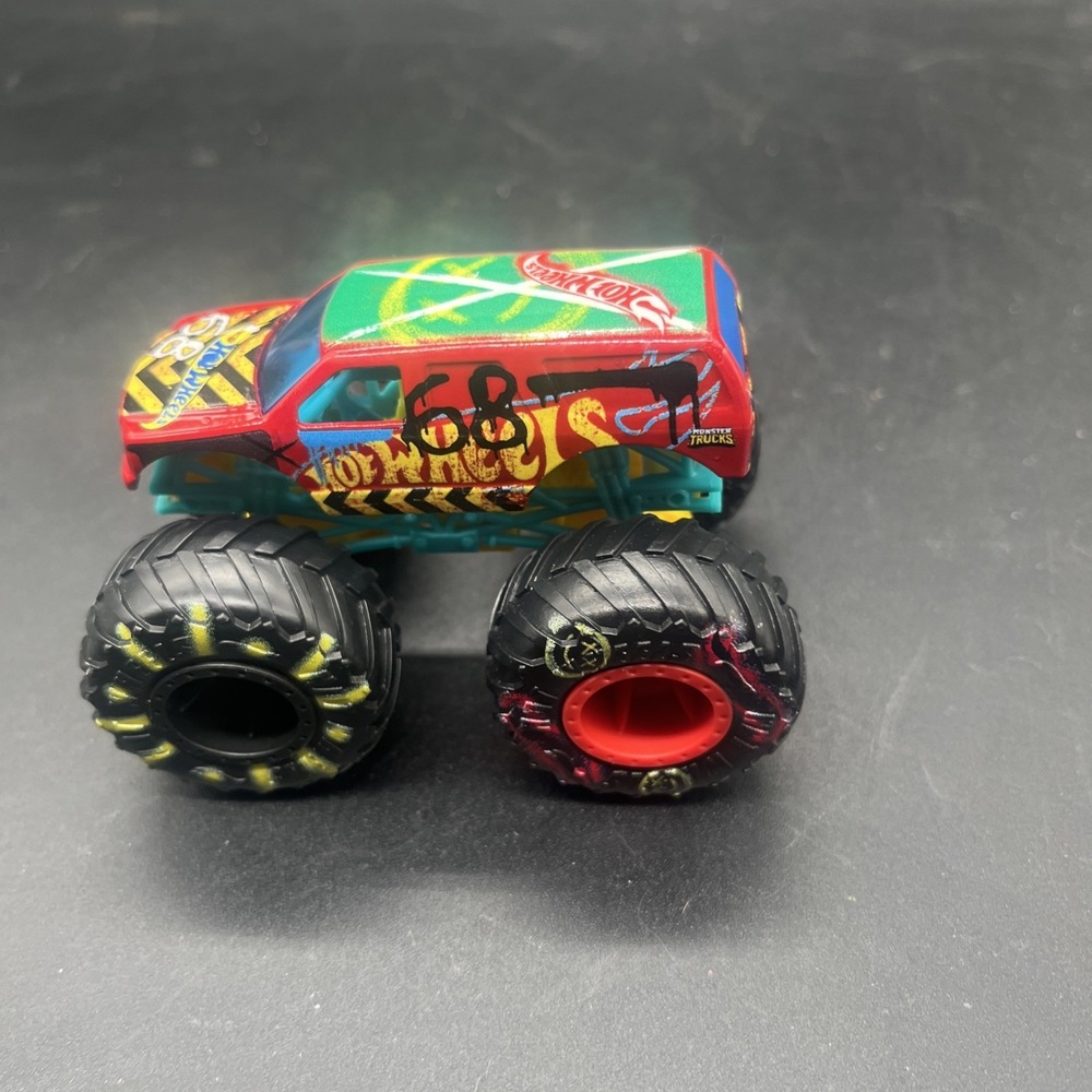 Hot Wheels Demo Derby Graffiti Monster Truck 1:64 - Picture 10 of 10